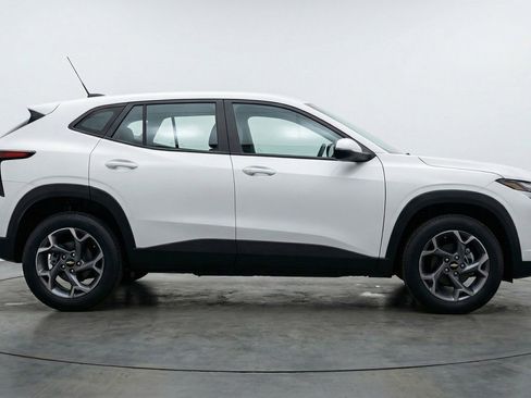 Used 2025 Chevrolet Trax LT w/ LT Convenience Package image 11