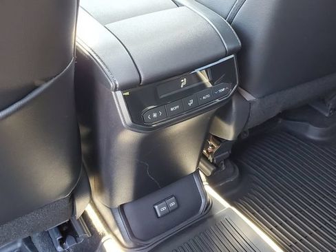 Used 2023 Toyota Highlander XLE AWD/4WD image 12