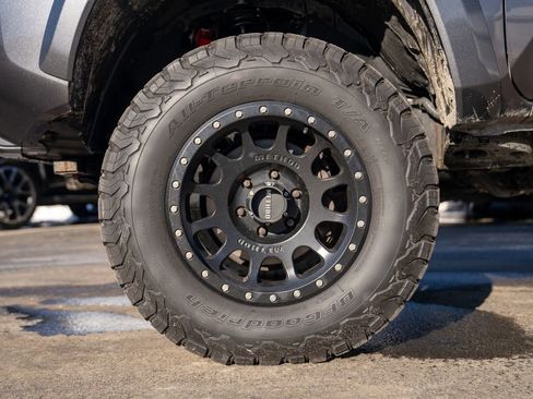 Used 2018 Toyota Tacoma TRD Sport w/ Technology Package image 2