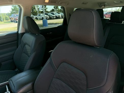 Used 2022 Nissan Pathfinder S FWD image 12