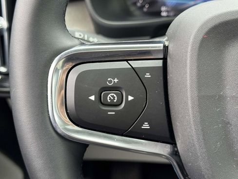 Certified 2023 Volvo XC40 B5 Ultimate w/ Protection Package Premier image 18