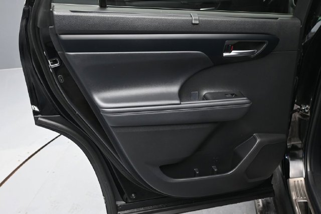 Used 2025 Toyota Highlander XLE AWD/4WD image 16