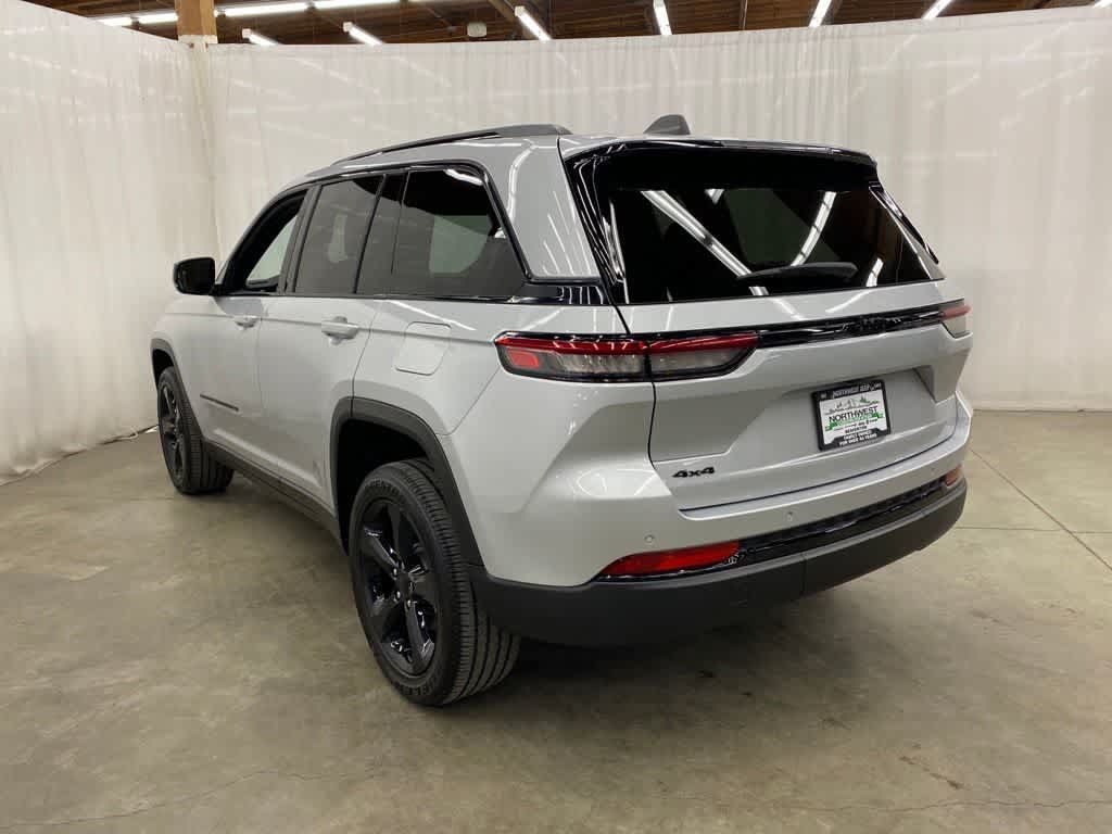 Used 2023 Jeep Grand Cherokee Altitude AWD/4WD image 4