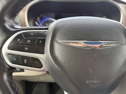 Certified 2019 Chrysler Pacifica Touring-L image 25