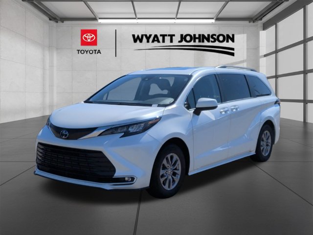 Certified 2024 Toyota Sienna XLE FWD image 3