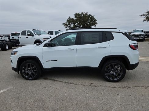 New 2026 Jeep Compass Latitude image 2