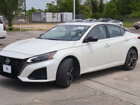 Used 2023 Nissan Altima 2.5 SR w/ SR Premium Package AWD/4WD image 25