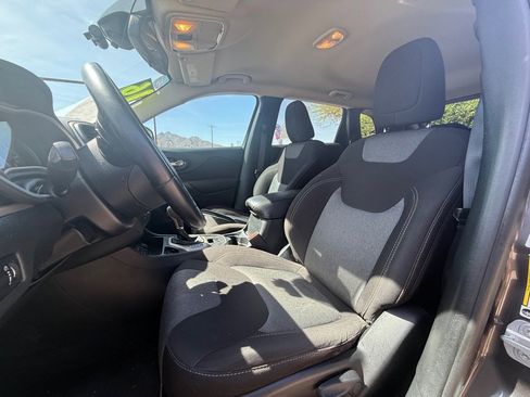 Used 2016 Jeep Cherokee Sport image 11