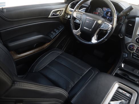 Used 2018 GMC Yukon Denali image 2