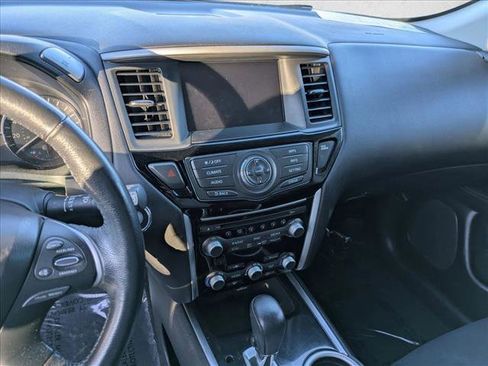 Used 2019 Nissan Pathfinder SV image 13