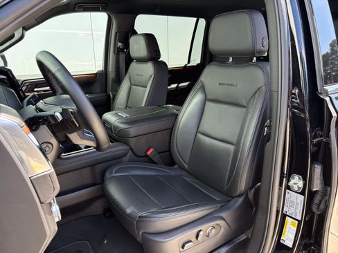 Used 2025 GMC Yukon XL Denali AWD/4WD image 12