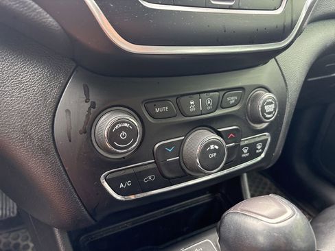 Used 2020 Jeep Cherokee Latitude Plus w/ Cold Weather Group AWD/4WD image 25