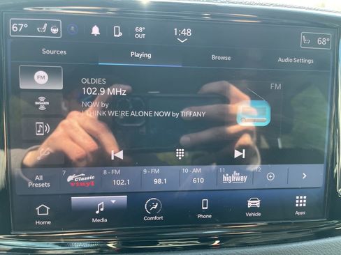 Used 2024 Chrysler Pacifica Touring-L image 11