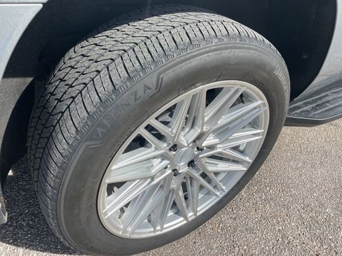 Used 2024 GMC Yukon XL Denali w/ Advanced Technology Package image 10