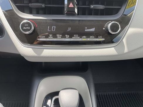 Used 2022 Toyota Corolla LE w/ LE Convenience Package FWD image 30