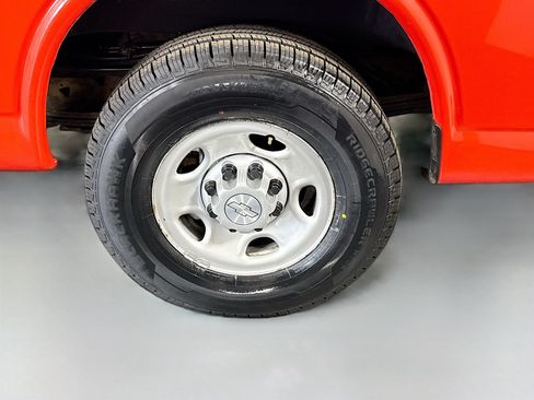 Used 2018 Chevrolet Express 3500 w/ Driver Convenience Package RWD image 32