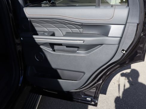 Used 2024 Ford Expedition Platinum image 38