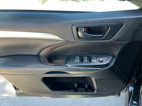 Used 2019 Toyota Highlander LE FWD image 11