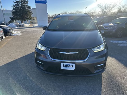 Used 2022 Chrysler Pacifica Touring-L image 2