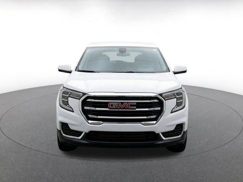 Used 2024 GMC Terrain SLE FWD image 2