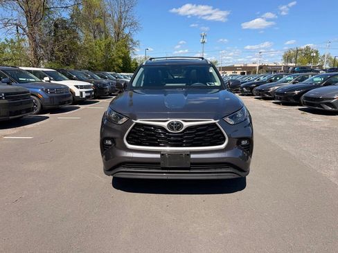 Used 2024 Toyota Highlander XLE AWD/4WD image 9