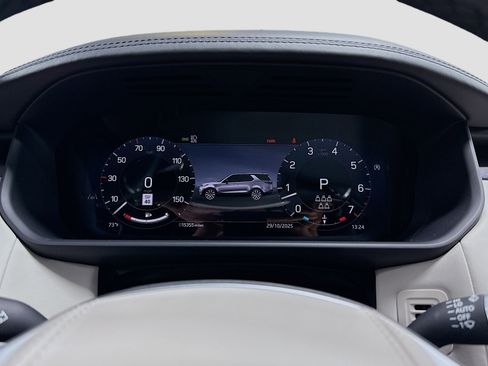 Used 2024 Land Rover Discovery Metropolitan Edition image 41