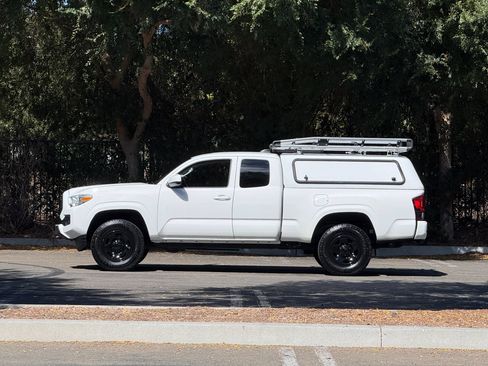 Used 2022 Toyota Tacoma SR RWD image 2