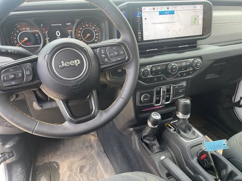 Used 2024 Jeep Gladiator Sport AWD/4WD image 14