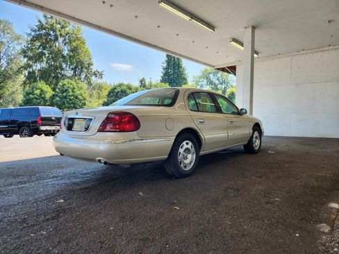 Used 2002 Lincoln Continental image 3