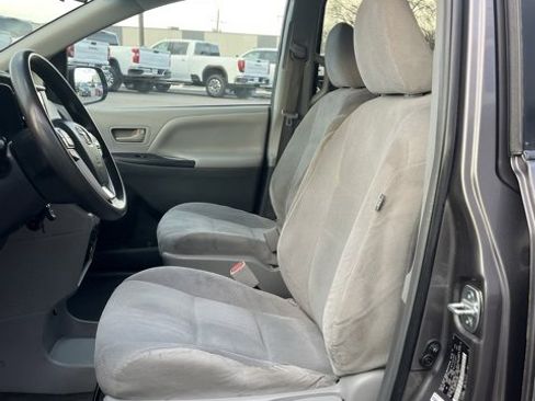 Used 2015 Toyota Sienna L image 34