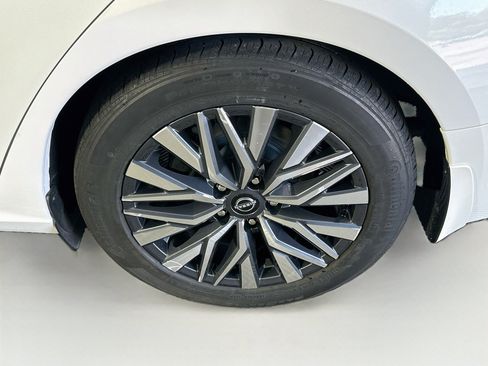 Used 2023 Nissan Altima 2.5 SV FWD image 11