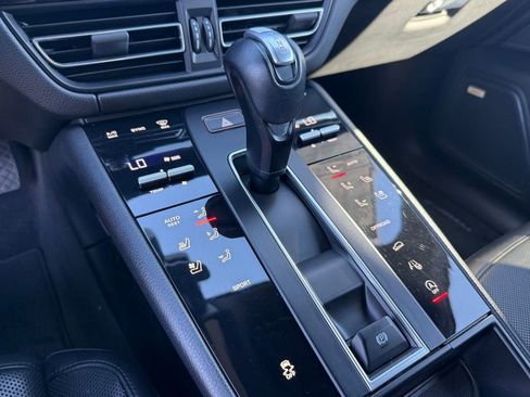 Used 2022 Porsche Macan w/ Premium Package Plus image 24