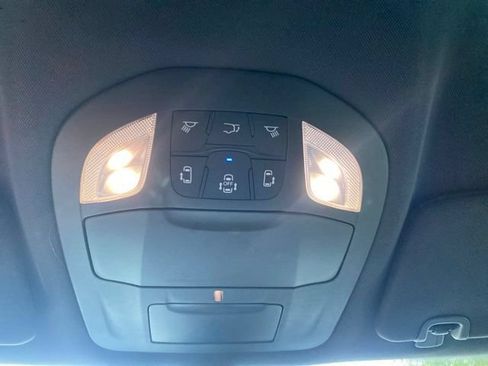 Used 2025 Chrysler Pacifica Select FWD image 17