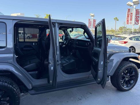 Used 2022 Jeep Wrangler Unlimited Sahara w/ Cold Weather Group AWD/4WD image 38