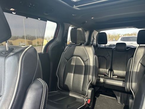 Used 2025 Chrysler Pacifica Limited FWD image 17