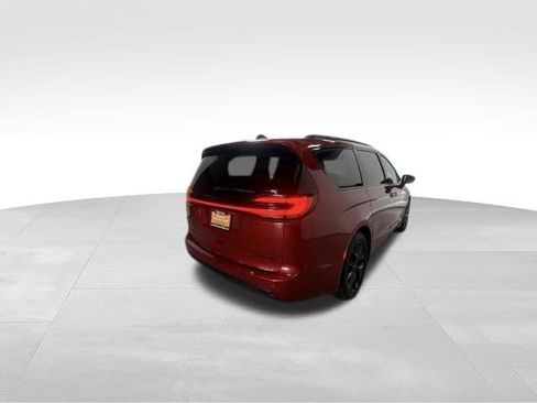 Certified 2025 Chrysler Pacifica Limited FWD image 8