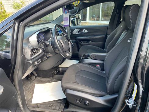 Used 2021 Chrysler Pacifica Touring w/ Uconnect Theater Family Group AWD/4WD image 10