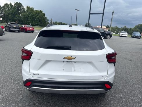 Used 2025 Chevrolet Trax LT w/ LT Convenience Package FWD image 8
