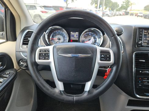 Used 2016 Chrysler Town & Country Touring FWD image 20