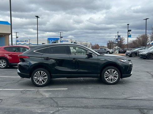 Used 2021 Toyota Venza XLE w/ Softex Package image 2