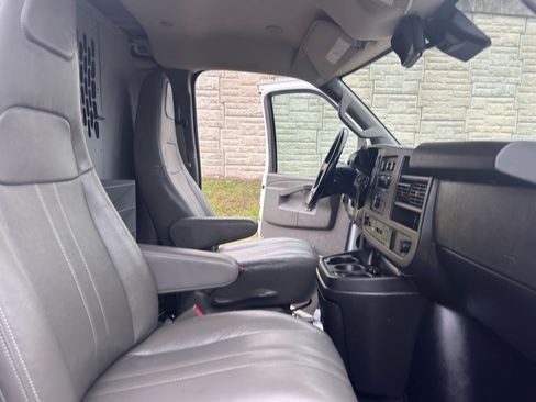 Used 2019 Chevrolet Express 3500 w/ Driver Convenience Package RWD image 15