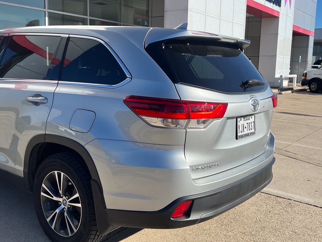 Used 2019 Toyota Highlander Plus FWD image 4