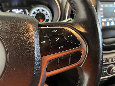 Used 2019 Jeep Cherokee Latitude Plus FWD image 27