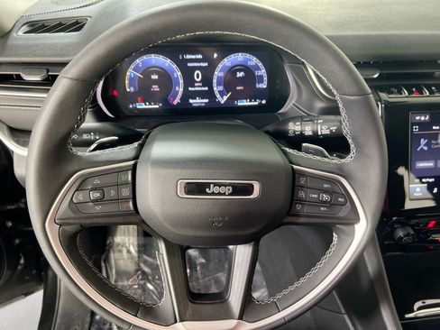 Used 2023 Jeep Grand Cherokee Laredo w/ Luxury Tech Group I image 11