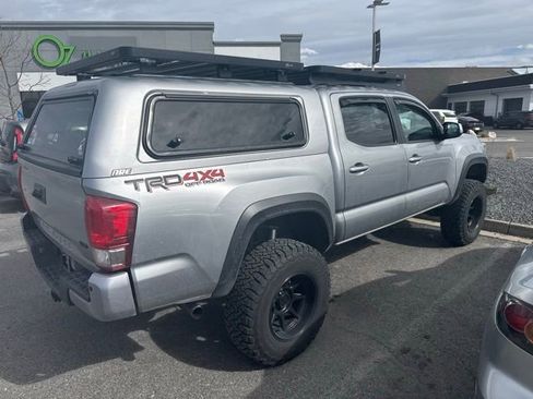 Used 2017 Toyota Tacoma TRD Off-Road w/ Premium & Technology Package image 5