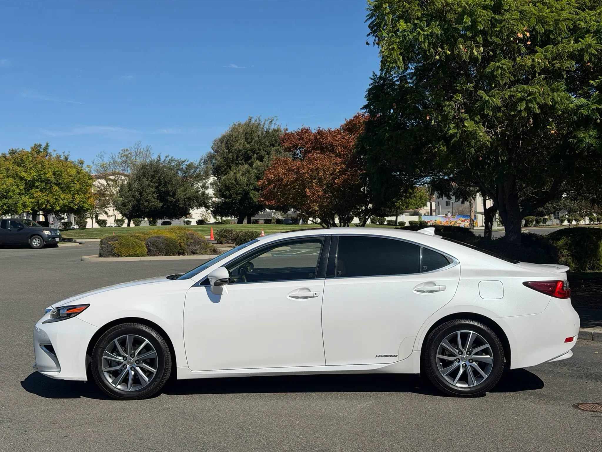 Used 2016 Lexus ES 300h w/ Navigation System Package FWD image 2