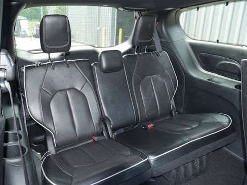 Used 2022 Chrysler Pacifica Limited w/ Uconnect Theater Family Group FWD image 23