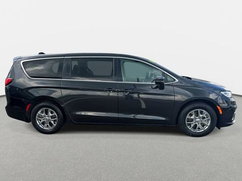 Used 2023 Chrysler Pacifica Touring-L FWD image 4