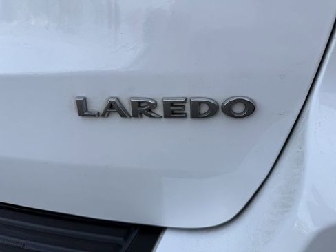 Used 2018 Jeep Grand Cherokee Laredo image 12