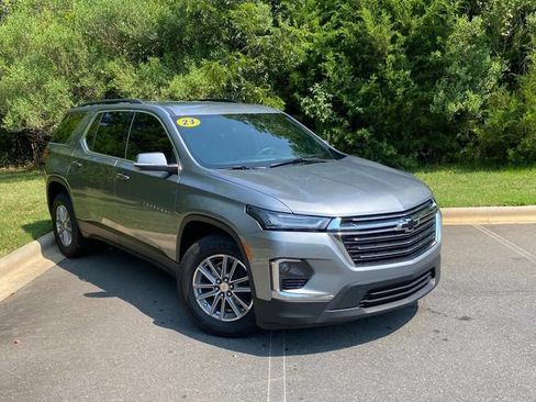 Used 2023 Chevrolet Traverse LT FWD image 1
